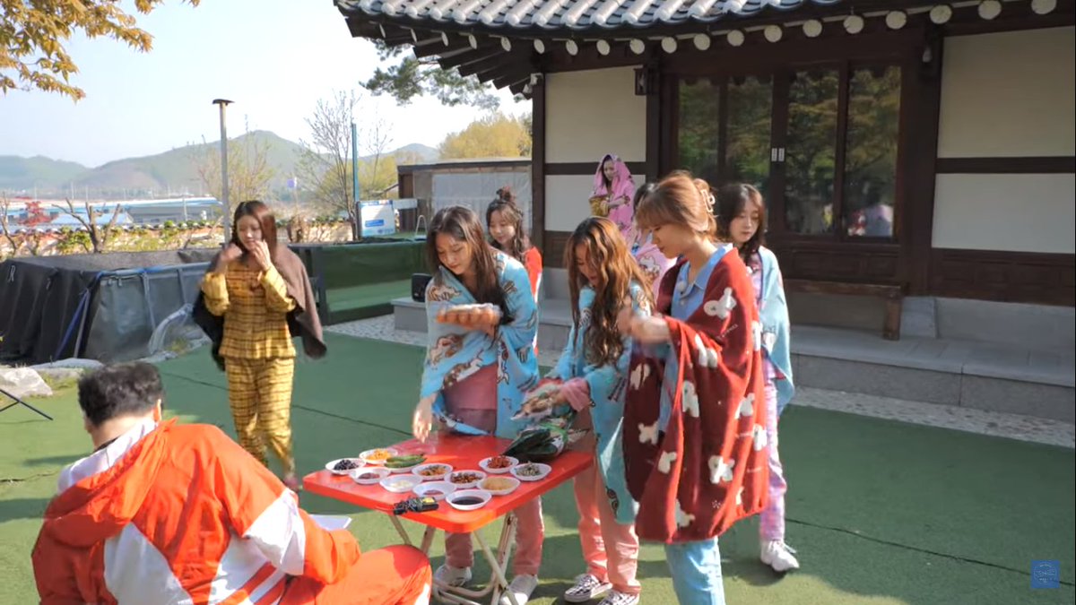 mijoo tried to steal the other food and look at how unbothered the members are like it's completely normal 
