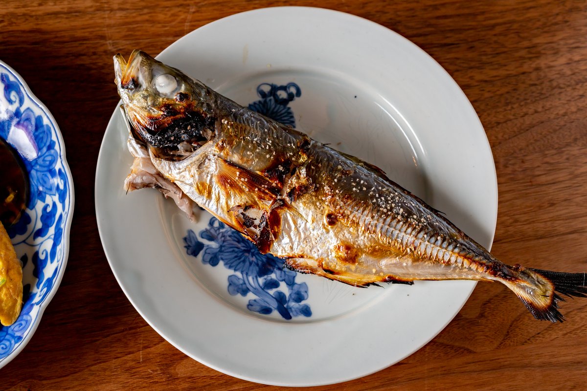 ぶち猫 今日の魚定食は 鯵の塩焼き 立派な鯵の内臓だけ抜いてパリッと焼きました ジューシーでおいしかった 他には 高山なおみさんのレシピでにら玉 自家製ちりめん山椒 セロリと茗荷の浅漬け 新生姜の甘酢漬け ミニトマトとじゃがいものお味噌汁