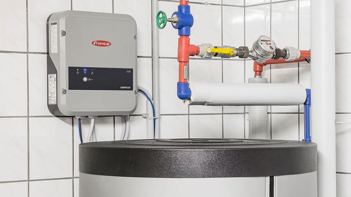 _solarmanager's tweet image. Mit dem @FroniusIntSolar Ohmpilot können Heizstäbe bis 9kW stufenlos geheizt werden. Neu auch direkt über den #SolarManager geregelt. Warmwasser über die saubere Energie der Sonne aufbereiten, eine schöne und schnell installierte Lösung.

#fronius #ohmpilot