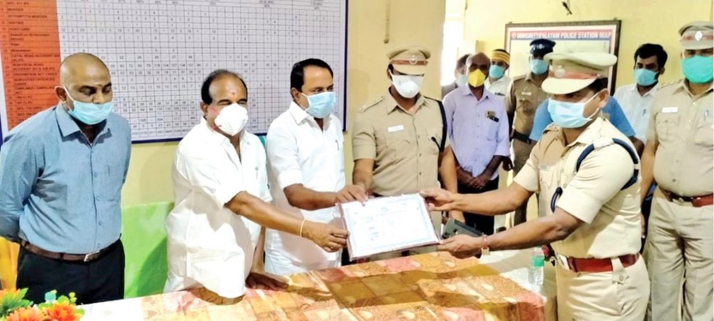 KASengottaiyan's tweet photo. ஈரோடு மாவட்டத்தில் கொரோனா தடுப்பு பணியில் சிறப்பாக பணியாற்றிய காவல்துறையைச் சேர்ந்த 2,230 பேருக்கு எனது மனமார்ந்த பாராட்டுக்களை தெரிவித்து, அவர்களுக்கு சான்றிதழ் வழங்கி கௌரவித்தேன்.

#Corona #TNAgainstCorona https://t.co/fNaAwtYOzo