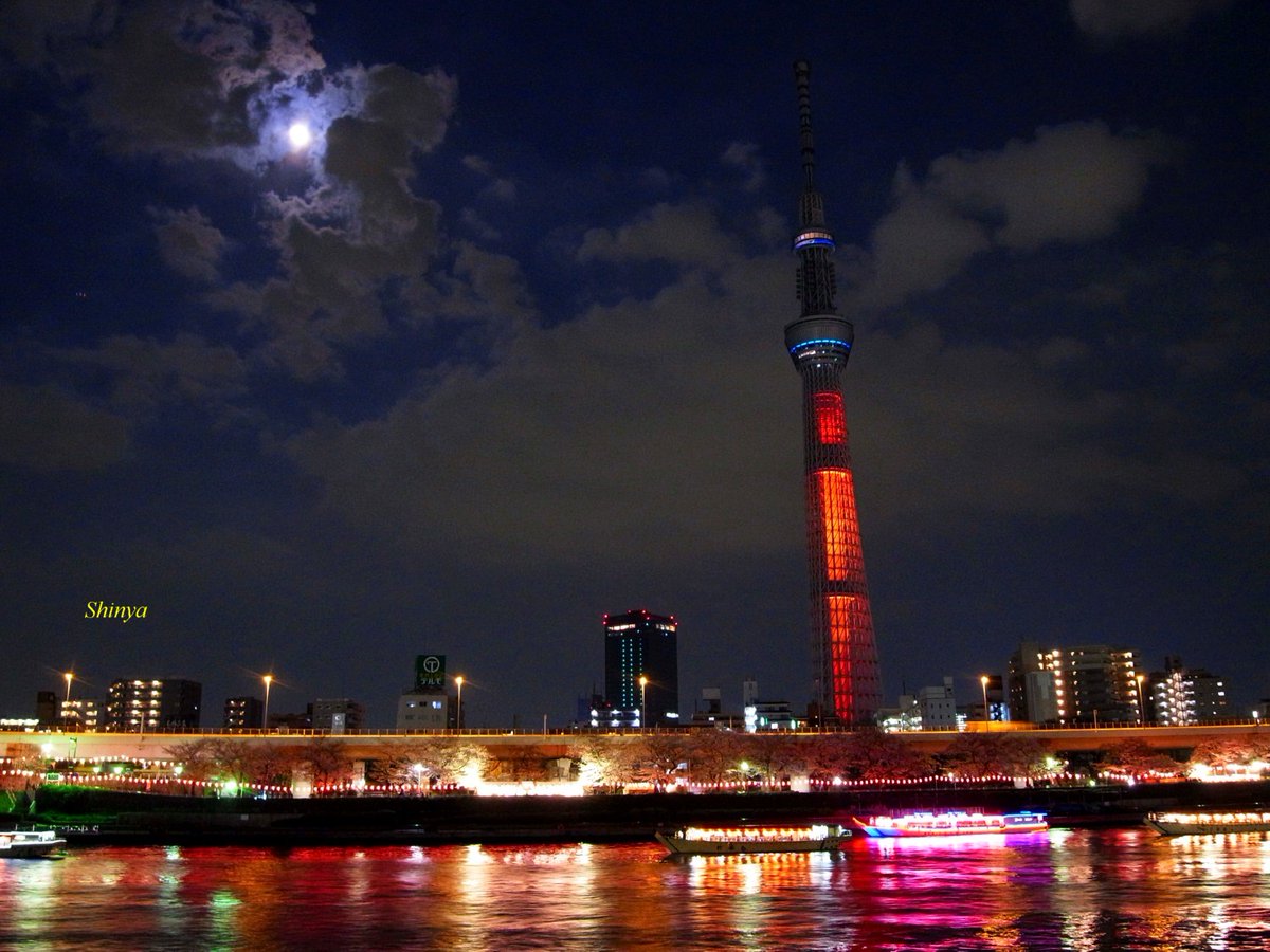 ট ইট র Shinya 浅草 空 もし 東京アラートが発動されて 東京スカイツリー が 赤色に ライトアップされたら こんな感じ スカイツリー ライトアップ 赤 月 流れる雲 これが いつだかわかる人は多い T Co Iic0f4zp6s ট ইট র