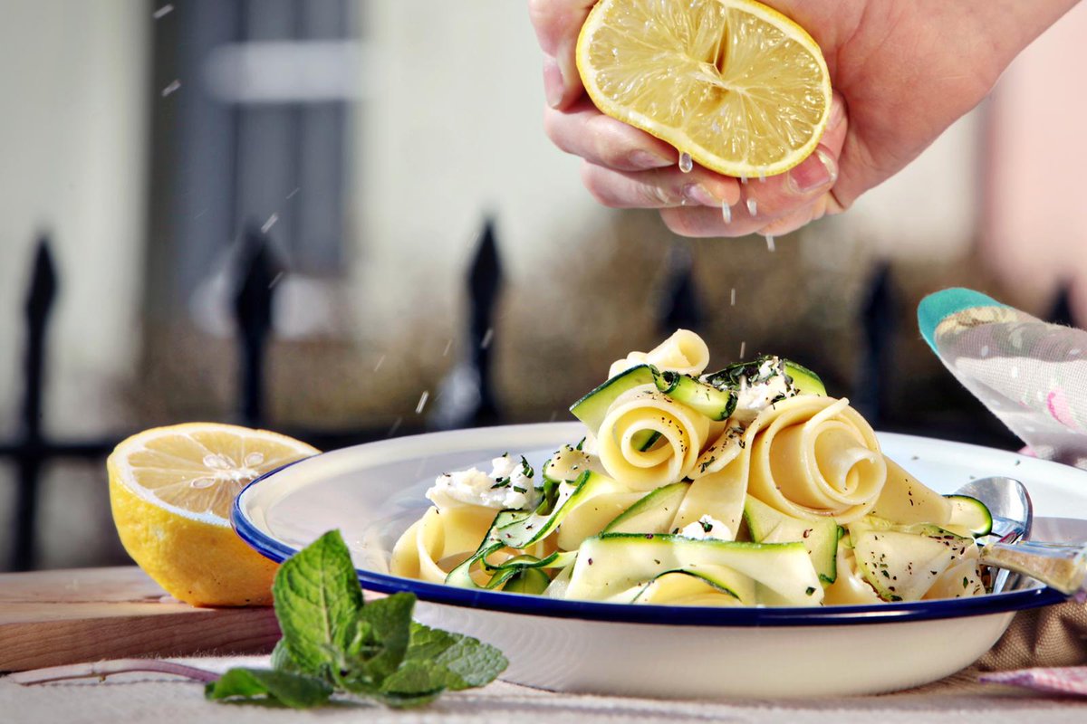 katepercys's tweet image. As it's #InternationalDayOfItalianCuisine 🇮🇹 why not try my light, delicious and summery papardelle with courgettes, lemon, mint &amp;amp; ricotta. I cooked this on @220Triathlon's Facebook page - check out their video for the full recipe 👇
#CookWithKate
facebook.com/220Triathlon/v…