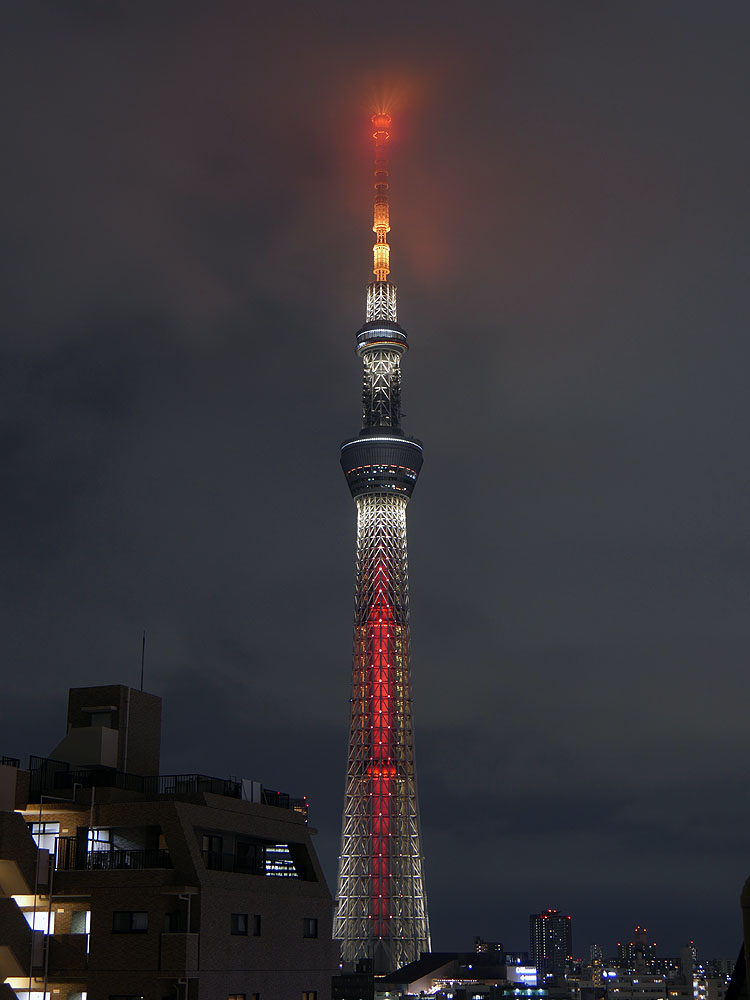 てつ 6 2 本日の東京スカイツリー 動きのあるライティングなので 東京アラートみたいな赤色になるタイミングがありますが これは本日のレギュラーライティング 幟 です T Co Jwahlinlnl Twitter