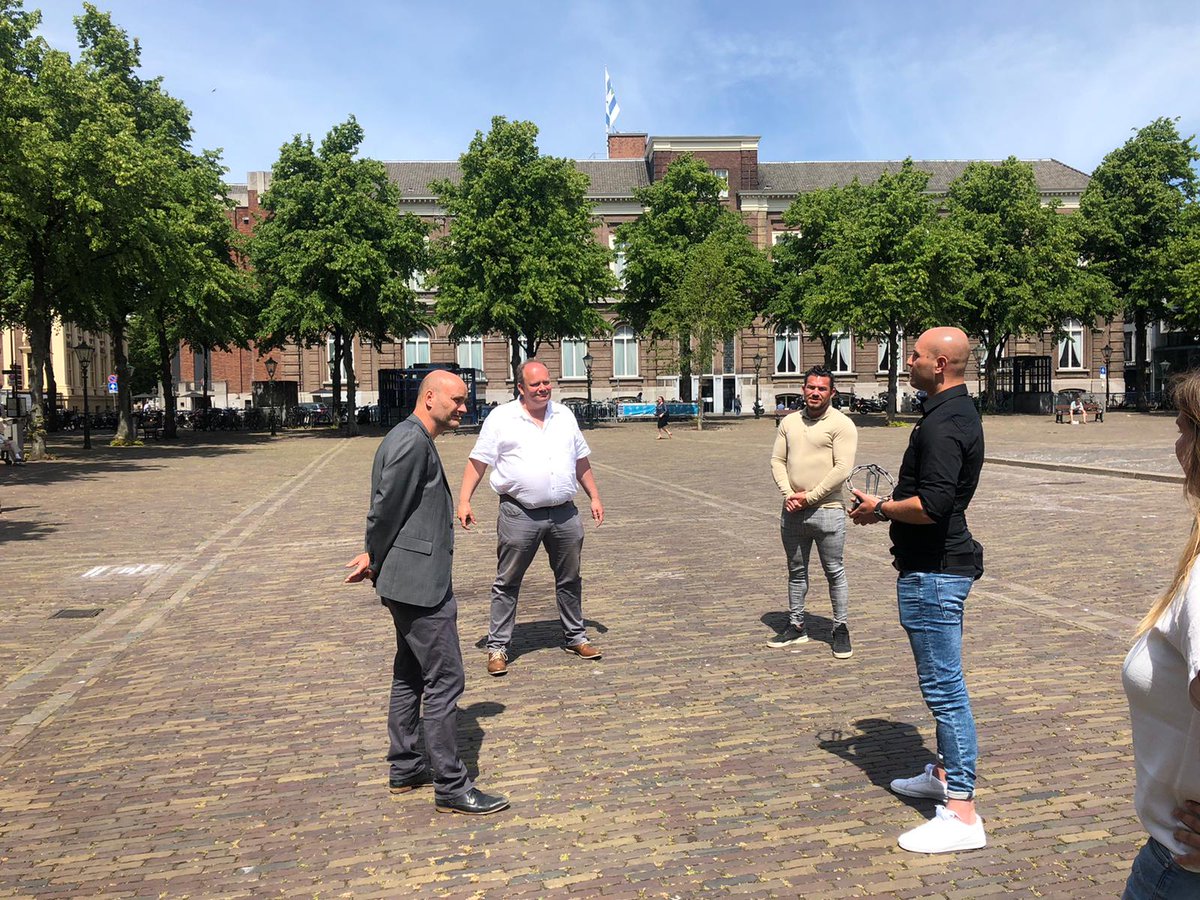 FNV's tweet photo. Marek Sidlik; arbeidsmigrant overhandigt Jasper van Dijk (SP) het beeld In de Tang en aan de Ketting. 'Dit zegt alles over de positie van #arbeidsmigranten', zegt Bart Plaatje FNV-campaigner. Het FNV-team gaf taskforce arbeidsmigranten kabinet olv @emileroemer veel bewijzen. https://t.co/NK98xjxKko