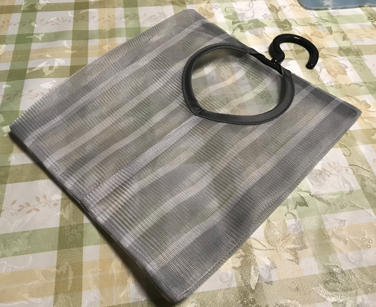 チコ ダイソーでの便利グッズは他にもこれ 洗濯バサミ ネット 名前の通りのネットですが これにテント周辺で使う小物 室内で張るワイヤーや懐中電灯等 を入れて丸めておけば さっきのシューズケースの余った空間に忍ばせる事ができる