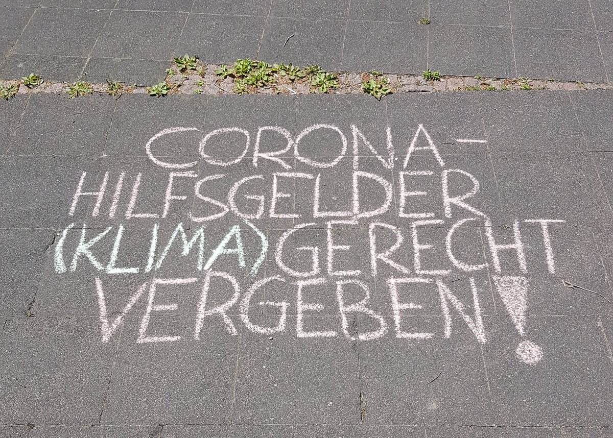 FFFhildesheim's tweet photo. #KlimazielStattLobbydeal Heute wird über das #Konjunkturpaket beraten. Die Gelder dürfen nicht die Technik von gestern fördern! Deshalb gehen wir heute einzeln durch die Stadt und verbreiten die Forderung. Also: Kreide aus dem Keller holen und einen Spaziergang machen! https://t.co/4xj0elonUV