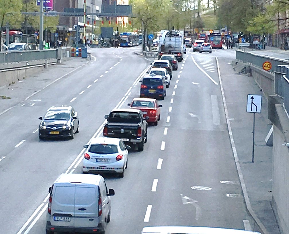 smartsthlm's tweet photo. 🚦Nytt trafikstyrningstest på Kungsholmen ökade framkomligheten i rusningstid.
🚦Googles realtidsuppdaterade restidsdata styrde trafiksignalerna.
🚦 Störst tidsvinster för de mest försenade innerstadsbussarna.
#smartcity #urbanplanning
https://t.co/9a2WCwhclg https://t.co/TR0Cw6YsdH