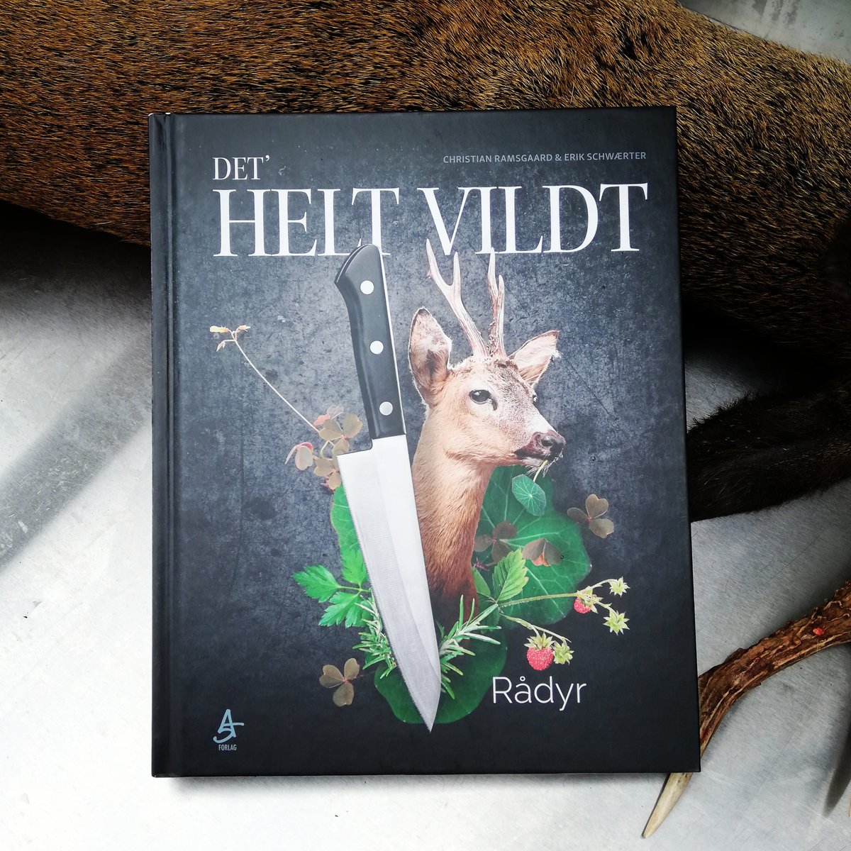 ramsgaard's tweet image. Det helt vildt rådyr - komplet bog om rådyr i køkkenet og tilberedning.
Fra vildkok.dk eller a5forlag.dk #hunting
#roedeer #Trump #game