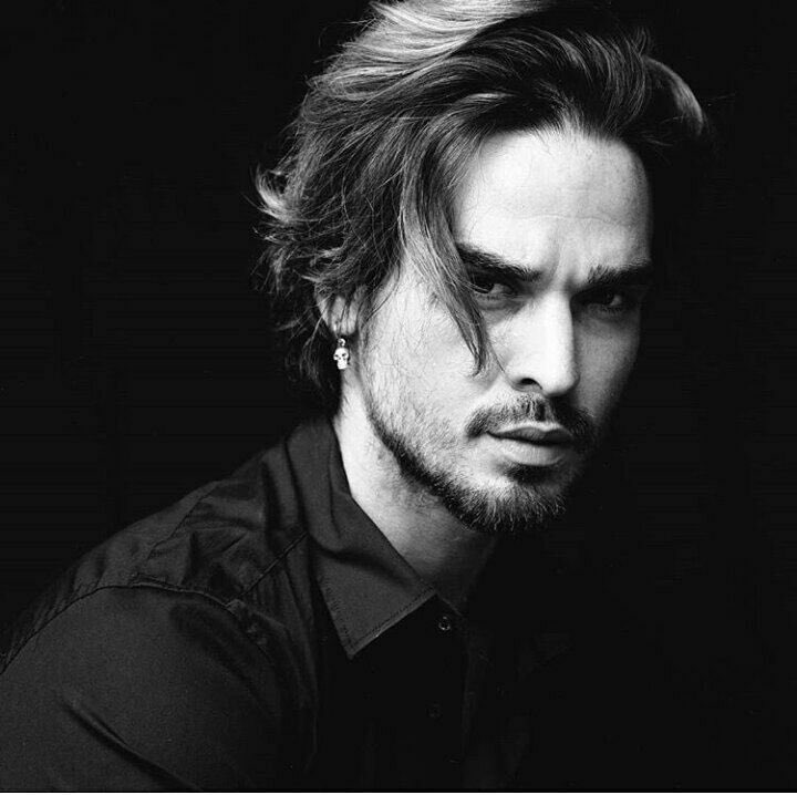 الـعـنـاد جـزء مٍــنْ شَـخـصـيـتـي لا..  يَـخـتـلـف عـنـي وَلا أخـتـلـف عَـنـه فَـ مـهـمـا #كَانَــتْ آرَاءْ النَـــاسْ تُعَــارُضُ رأْيَــي ... فَـــــ هَــــذ أنَـــــا ولَن #أَتَــغَـــيَّــــر⇣

#حكاية_ناي