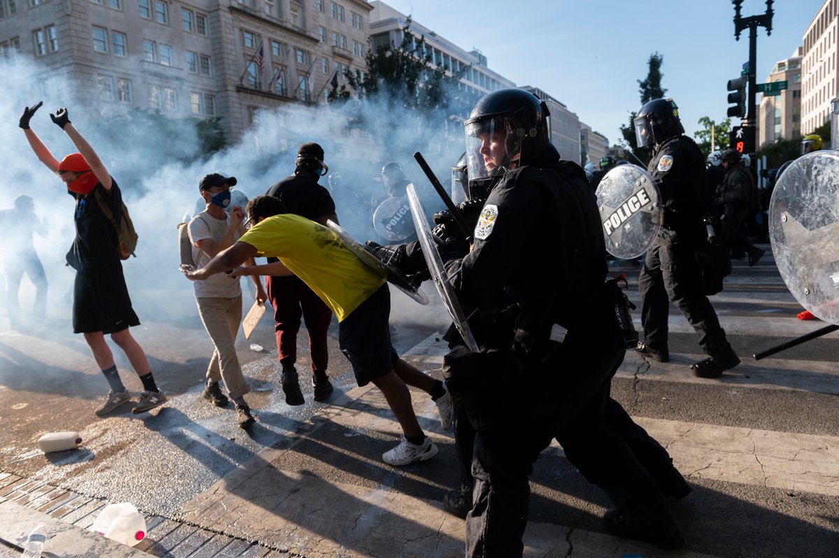 Митинг парень