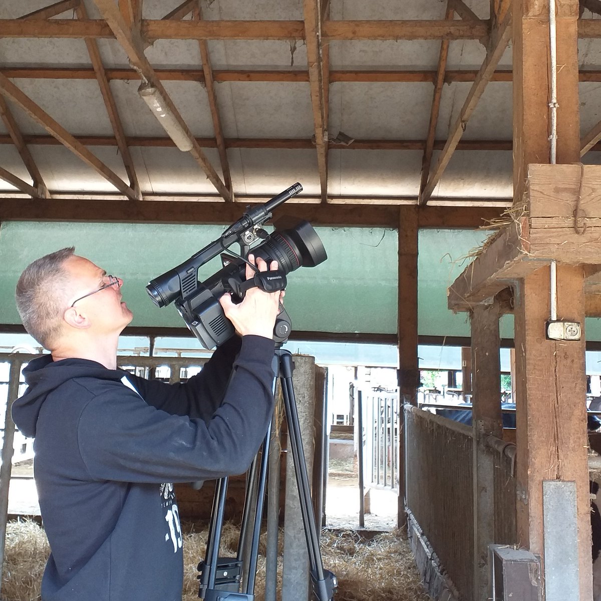 e_stado's tweet photo. Już niebawem na naszej stronie pojawi się film z montażu od A do Z całego systemu e-stado! 🐄🤠🤠🤠🤠🐄 @k_krupinski @INRAE_Intl https://t.co/4jIAIBpjep