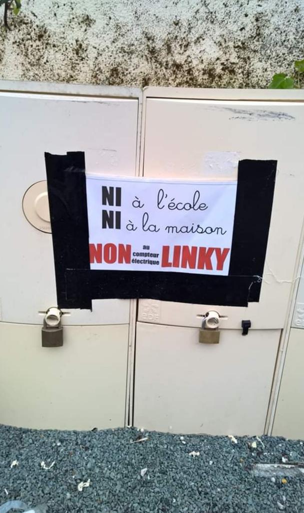 Collectif79's tweet photo. #Niort
Ils s'acharnent à détruire le peu de démocratie et de libertéS qu'il nous reste! 
1er juin (jour férié), 
la société voyou sous-traitante sous les ordres des responsables d'#Enedis a encore brisé les protections, cadenas d'un niortais afin d'imposer #Linky.
@JeromeBaloge? https://t.co/fBgUy5raTx