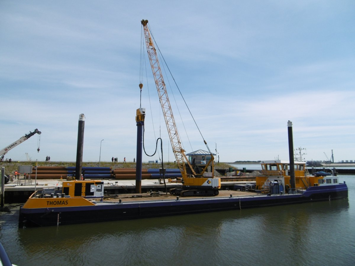 Eerste paal de grond in voor nieuw dok LUYT in haven Den Oever. 

luytgroep.nl/eerste-paal-de…