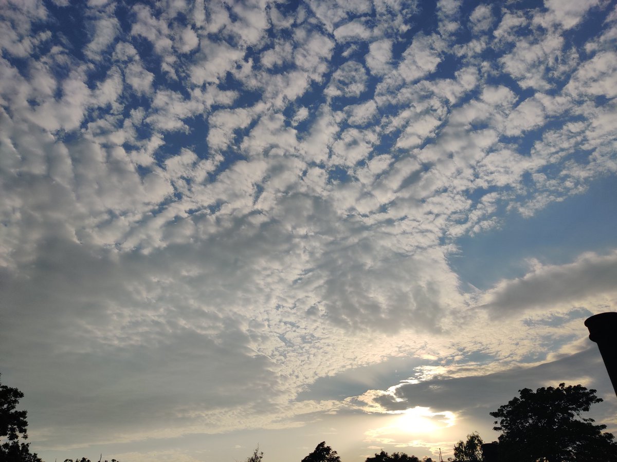 anu2181's tweet photo. When all the forces of nature combine together happiness forms...!!
#Moon
#sunset
#CloudMountain
#randomclicks https://t.co/lA03rmvhZh