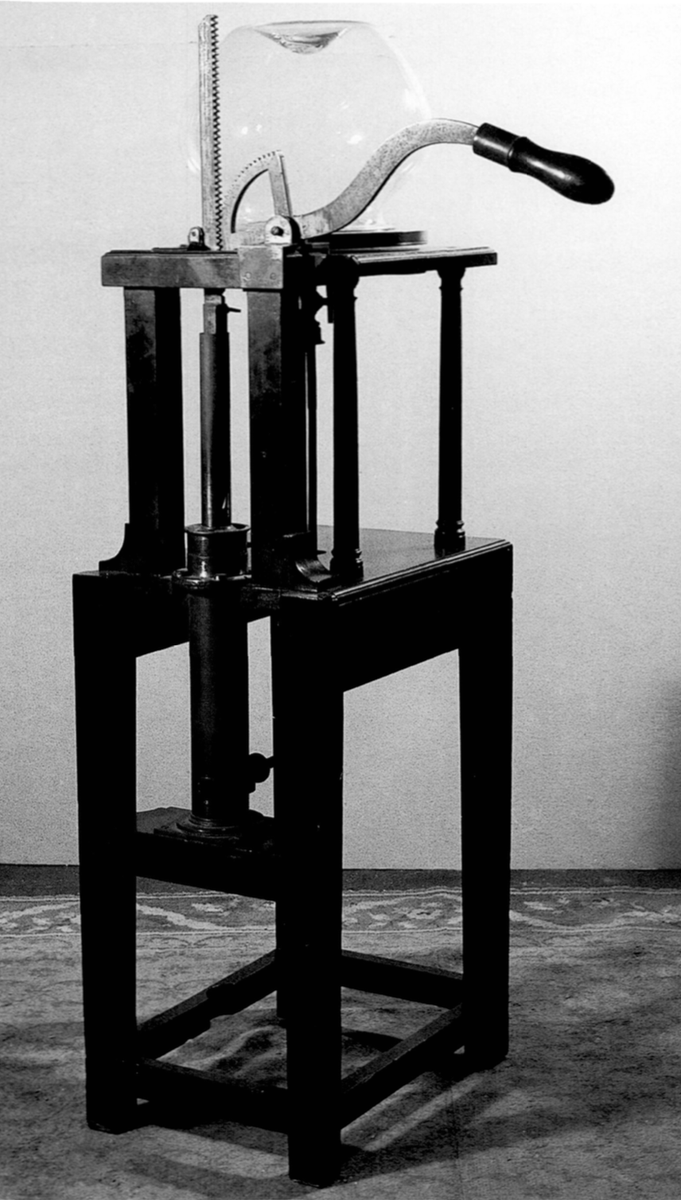 RegFurnSoc's tweet photo. Vacuum pump C18th, bought by Roger Warner in 1938 for £45. #scientificinstrument #regionalfurniture #regionalfurnituresociety #vernacular #antiques #recycle #craft #history #design #interiors More at https://t.co/GTWyJOQXvu https://t.co/CGgT6dtcDE