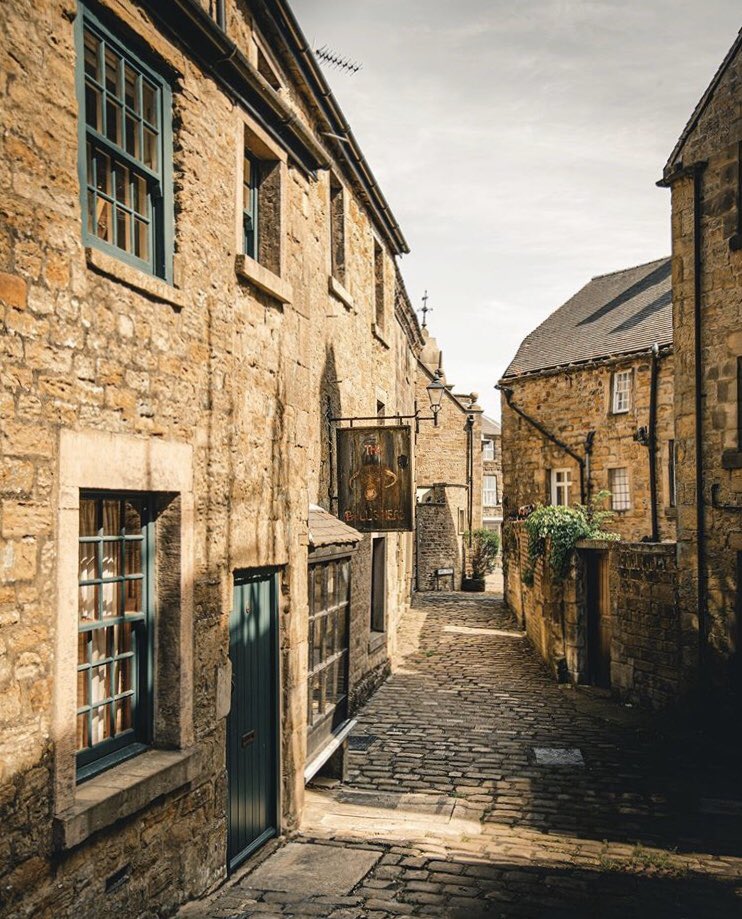 Did you know the #PeakDistrict village of Longnor was turned into Jane Austen’s fictional Lambton in the BBC’s adaptation of Pride &amp; Prejudice?! 📺😍
The famous novel was written just down the road in the charming market town of Bakewell 🏡📚

📸 Instagram.com/liamwood_shots