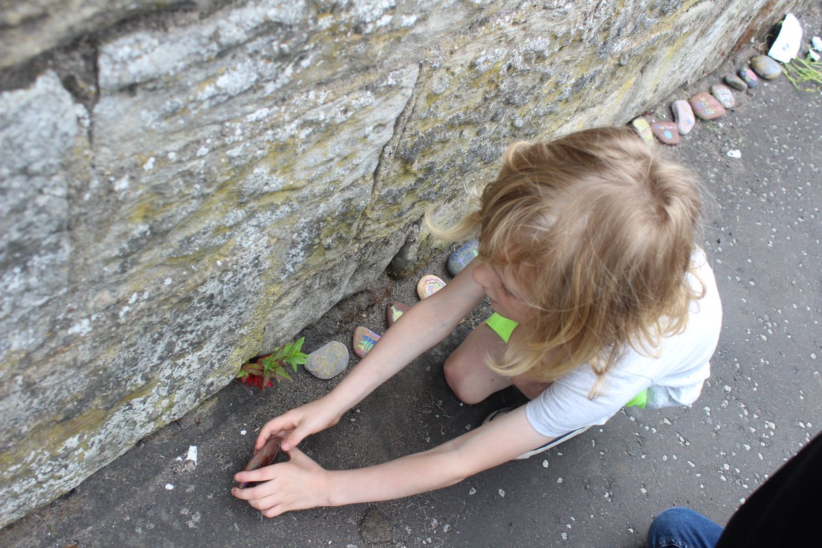 NatalieLogan9b's tweet photo. Putting our Rock's down at the school π πΈ π kid's loved looking at all the other one's that have been placed down by other families π @pathheadprimaryschool #rocks #creativity #rockdecorating #designingrocks #lockdown2020 https://t.co/z8WL74ORvZ