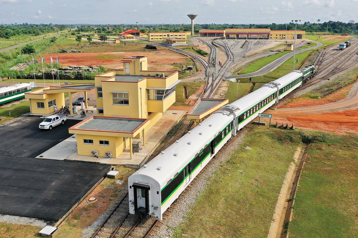 toluogunlesi's tweet photo. PROJECT: Completion of the Railway Village and Maintenance Depot in Agbor, Delta State, on #ItakpeWarriRail Line: warehouses, administration building, control building, roads, drainage, power generation and distribution, water distribution, sewage collection

📷: Julius Berger https://t.co/IRA159Xa0h