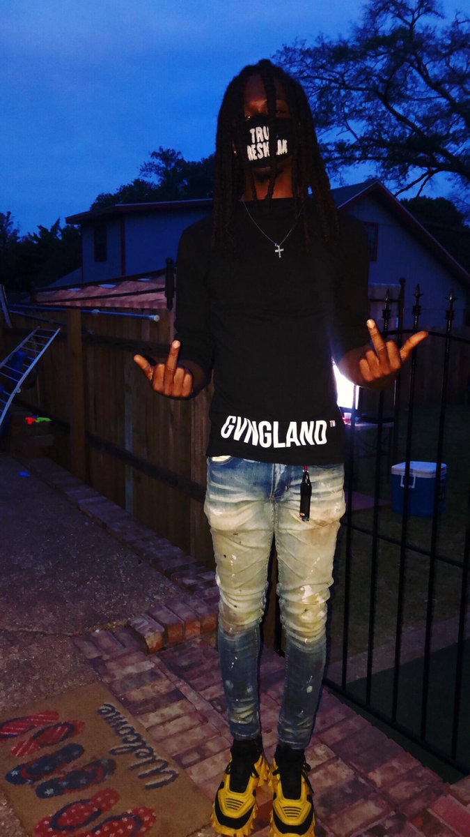 YngpLo's tweet photo. Ion Trick.. Stop Playing , Them Hoes Pay Me π€ We Too Playa π#PayA10chun #GVNGLAND https://t.co/Ov4jHm4d3z