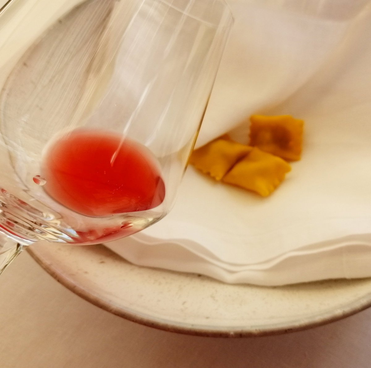 LaConsiglieria's tweet photo. .@guideMichelinFR

...a spasso nello spazio infinito della campagna #lattea di Paestum abbocca l'anguilla
#ristorante #letrabe 1* #Capaccio burro di Bufala, spaghettone con ricotta affumicata, plin pezzente e melograno, anguilla bis-cotta e pomodoro #chef #marcorispo
@InPaestum https://t.co/xFu2dmzbhB