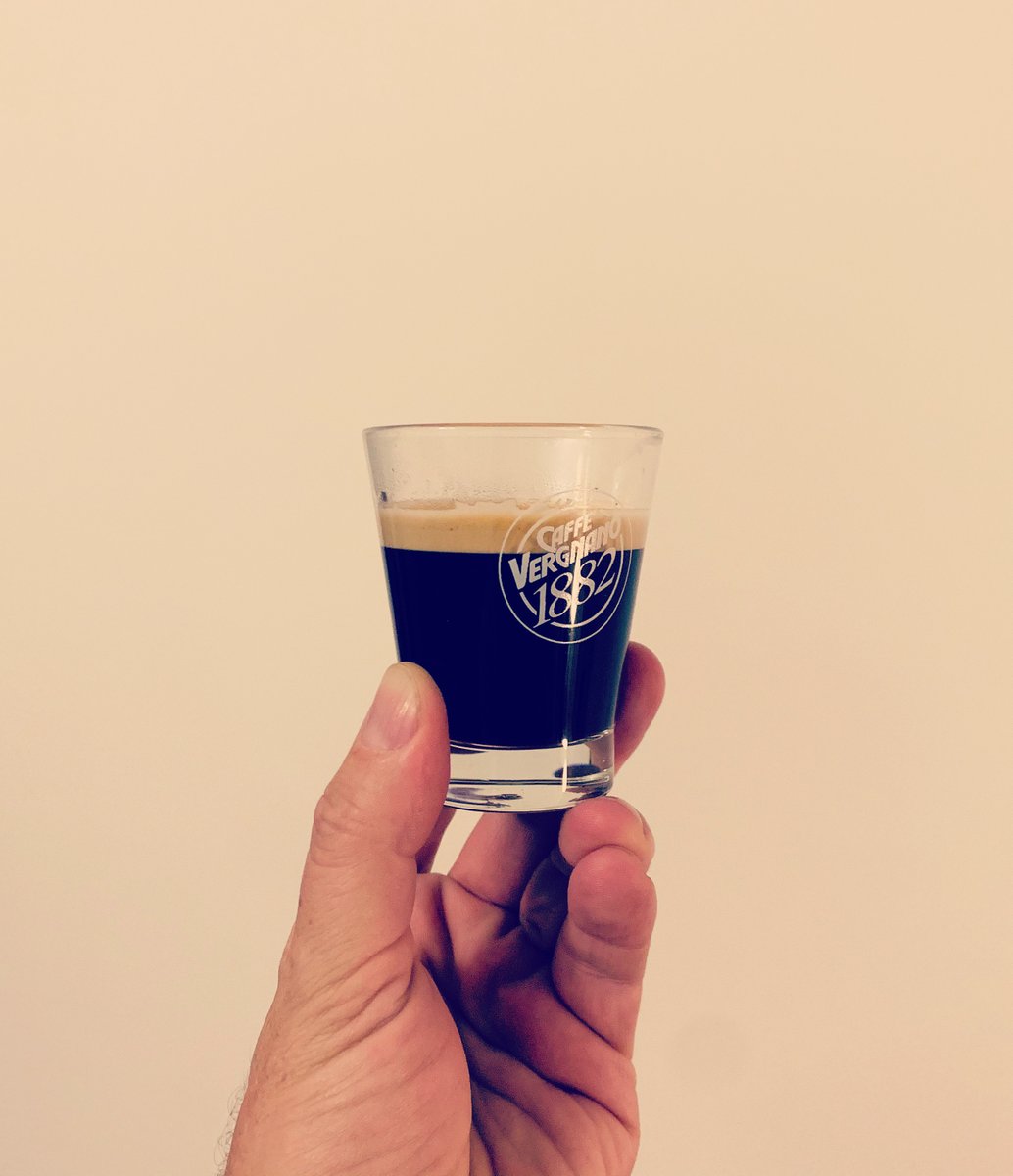 sommelierdecafe's tweet photo. Mientras no podamos ir a Italia... Italia llega a tu casa y a tu taza. Mis amigos de #CaffeVergnano llevan cápsulas hasta tu mismísima puerta. Forza! 🇮🇹 https://t.co/yhmILq4ILh https://t.co/Y5COcSdB3k