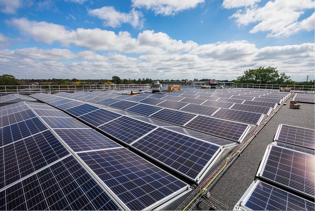 EsdecD's tweet photo. #Photovoltaik-Zubau ist weiterhin stabil. Für April gab @bnetza die neu gemeldete Rekord-PV-Leistung mit 379,955 MW an. Jedoch schwebt immer noch der 52-GW-Deckel über der Branche, das veranlasst Investoren dazu sich mit dem Bau ihrer Anlagen zu beeilen.

https://t.co/uVVAHWehVT https://t.co/A2aSjw5Cg8