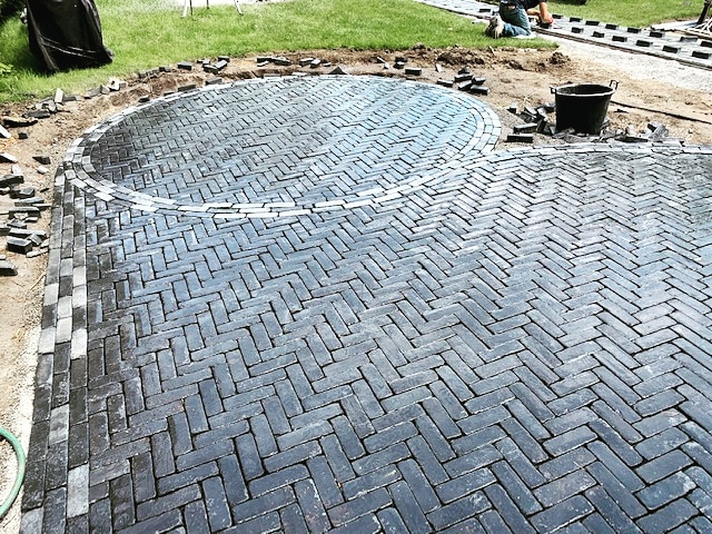 Some cobblestone vibes coming your way on this #transformationtuesday Just a sneak peek of the magic happening on site these days. Stay tuned for the finale! #parklanelandscapes #sustainableisbeautiful #dreamteam #60years #lakesimcoe #orillia #sneakpeek