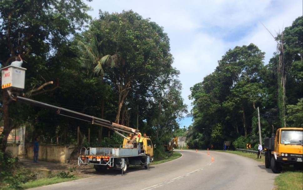 Kerja- Kerja Mencantas Dahan Pokok Di Laluan Persekutuan 9, Berhampiran Persimpangan UiTM Beting Untuk Meningkatkan Jarak Penglihatan Pengguna Jalanraya - Program Muafakat Jabatan diantara JKR Kuala Pilah Bersama Pelbagai Agensi. <a href="/CSFJ_JKR/">Cawangan Senggara Fasiliti Jalan (CSFJ)</a> <a href="/JKRMalaysia/">JKR Malaysia</a> <a href="/JKRNS/">JKR Negeri Sembilan</a> <a href="/MDKP1/">M.D Kuala Pilah</a> <a href="/PDRMsia/">Polis Diraja M'sia</a>