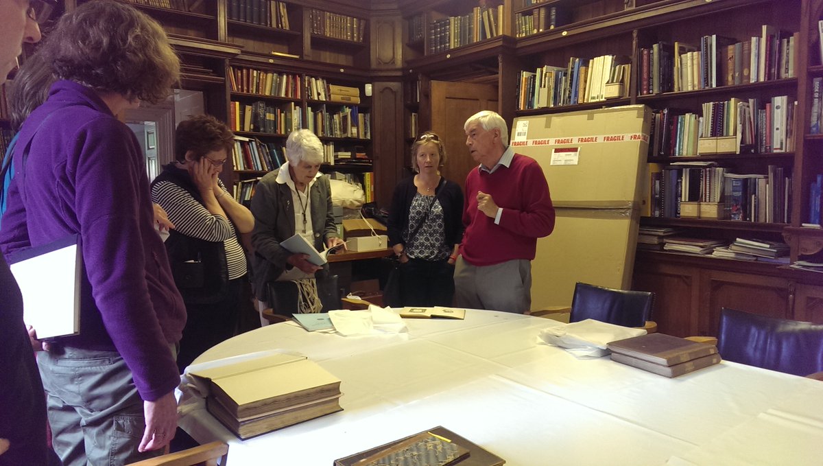 Gan ei bod yn #WythnosGwirfoddolwyr,  rydym yn tynnu sylw bob dydd yr wythnos hon at y gwahanol rolau y mae gwirfoddolwyr yn eu chwarae yn y prosiect yn yr Ardd Fotaneg Genedlaethol Cymru. Heddiw yw tro ein Grŵp Ymchwil Hanes.
#GarddCymru    #Gwirfoddolwyr   <a href="/HeritageFundCYM/">Cronfa Treftadaeth y Loteri Genedlaethol</a> 
1/2