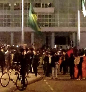 RafaelGreca's tweet photo. #NotaDeDesagravo 
Ontem nossa amada Cidade de Curitiba foi atacada de maneira irracional por inaceitável desvirtuamento do direito de manifestação democrática.
Ao absurdo apedrejamento de prédios e equipamentos urbanos, entre gritos de quebra-quebra e focos de incêndio, sucedeu a https://t.co/uQD1wstAWu