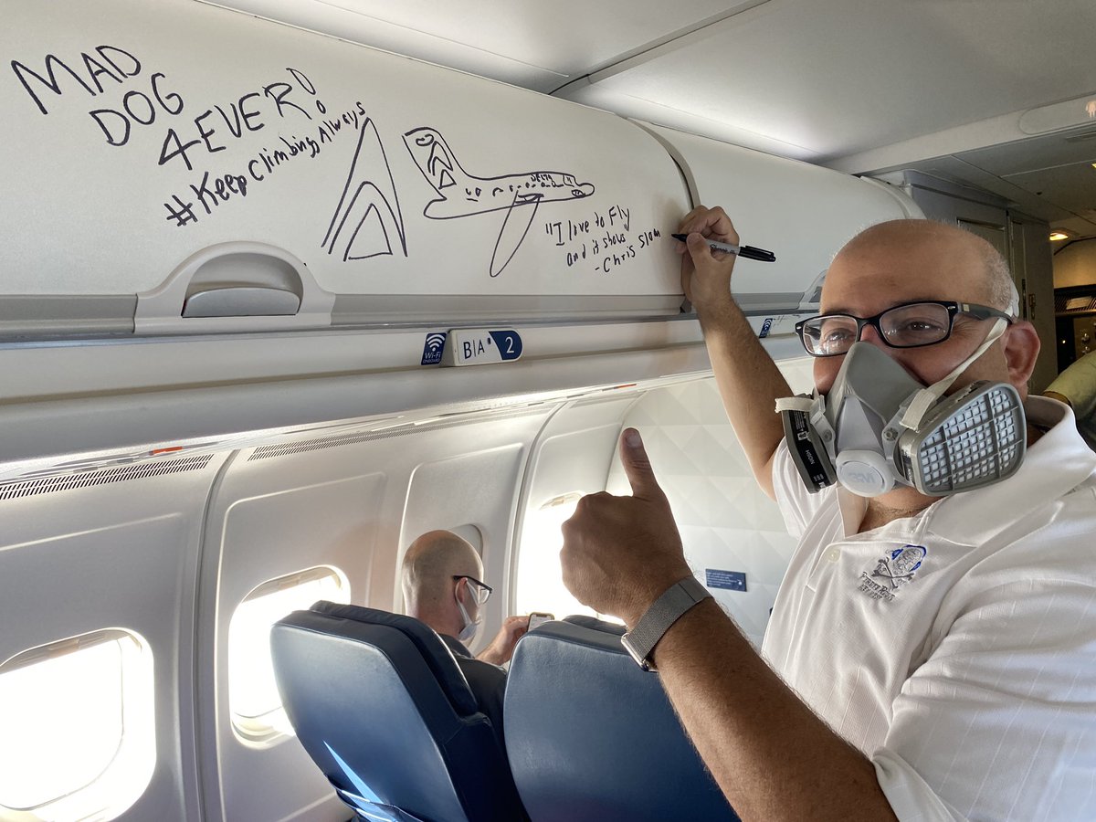 airchive's tweet image. Autographing the windows, bulkhead, windows, side panels, oh my! A social distancing nightmare but what ya gonna do? 
@Delta #MD88