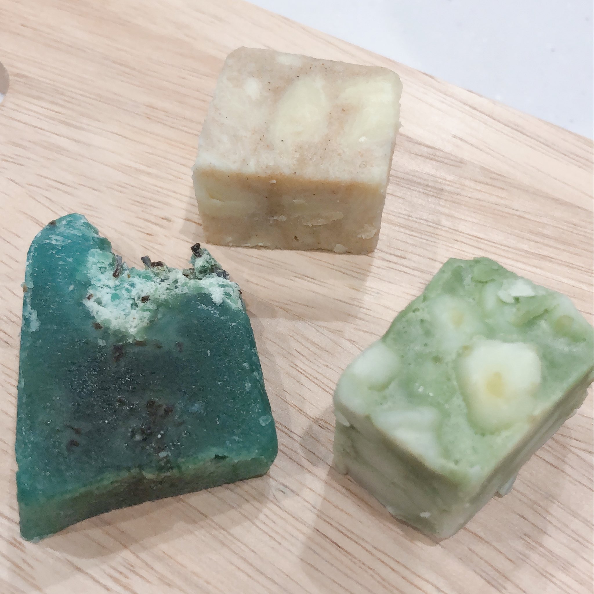 Lushにどハマりした人 ぱちゃおです 今日のlush石鹸は 海の恵みで肌スッキリ 濃い緑色 シーベジタブル ティーツリーでお肌清潔 薄緑と白 グリーンポリッジ 肌にいい細かい砂のスクラブですべすべ 薄い茶色 サンドストーン って
