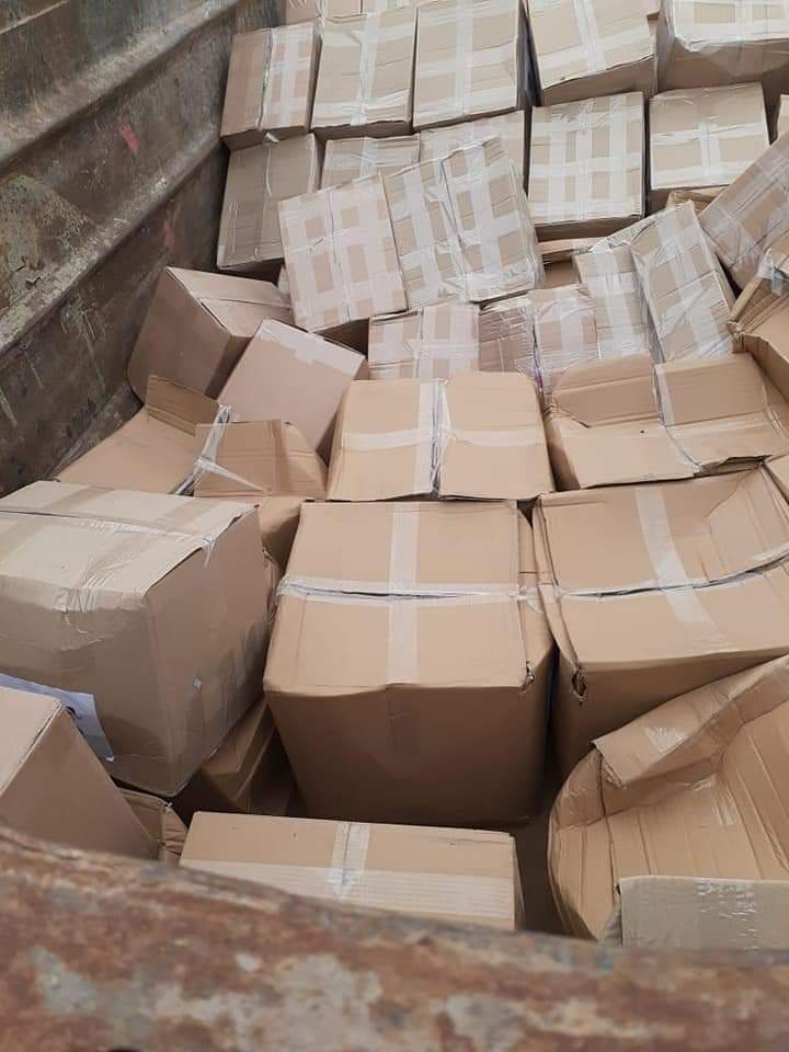 QUE RABIA POR LA CRESTA: ¡Aqui no hubo camaras y menos parafernalia. 
Esto ocurrió en Alto Hospicio, el <a href="/GobiernodeChile/">Gobierno de Chile</a> entregó cajas de ayuda en un contenedor que habitualmente se usa para la basura, esto es en un sector muy vulnerable de Alto Hospicio, Sector Santa Rosa.