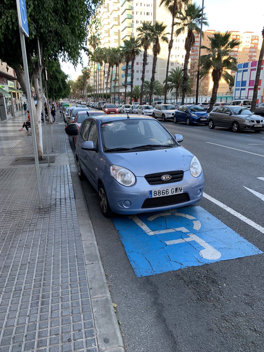 FALTAHA's tweet photo. @PoliciaLPA Avenida de Mesa y Lopez número 82. Ocupo plaza de minusválidos y a comprar en el súper, esto es civismo. @discapacidad0 @ciudadaccesible https://t.co/Hf3hFt58hI