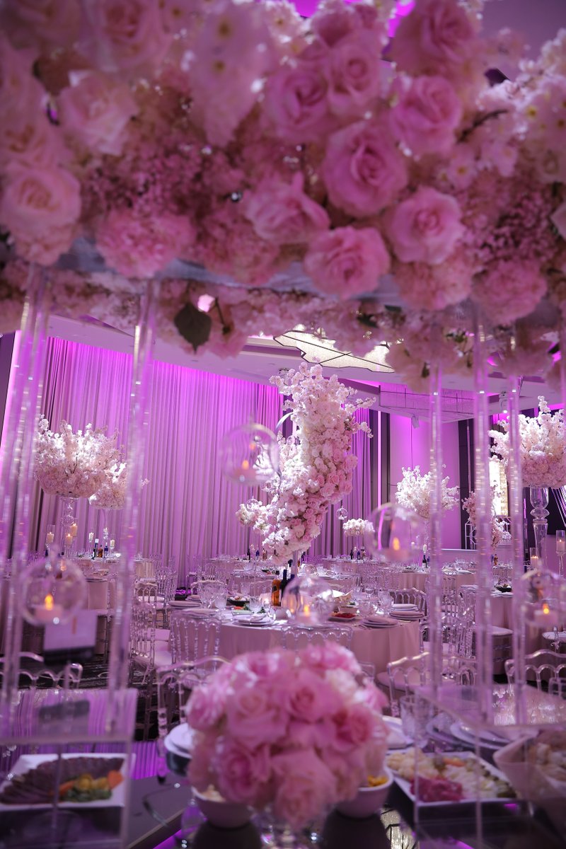 LABanquets's tweet photo. Peeking through the #florals to get a glimpse at the stunning #LandmarkBallroom. β¨#LABanquets
Photo by: @jayjaystudios on Instagram https://t.co/3kR82kltRO