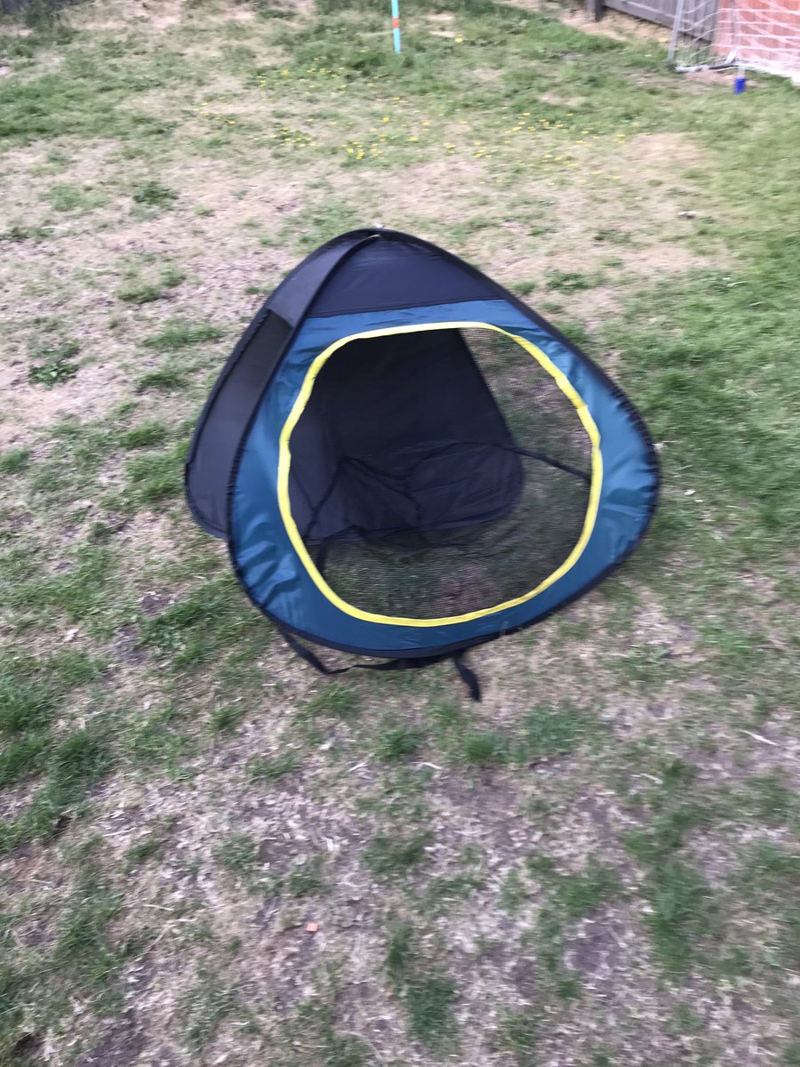 StevenNorth2's tweet image. Has anyone actually ever managed to get one of these back in the bag, or do they just have to stay out forever? #chippingnet #golf