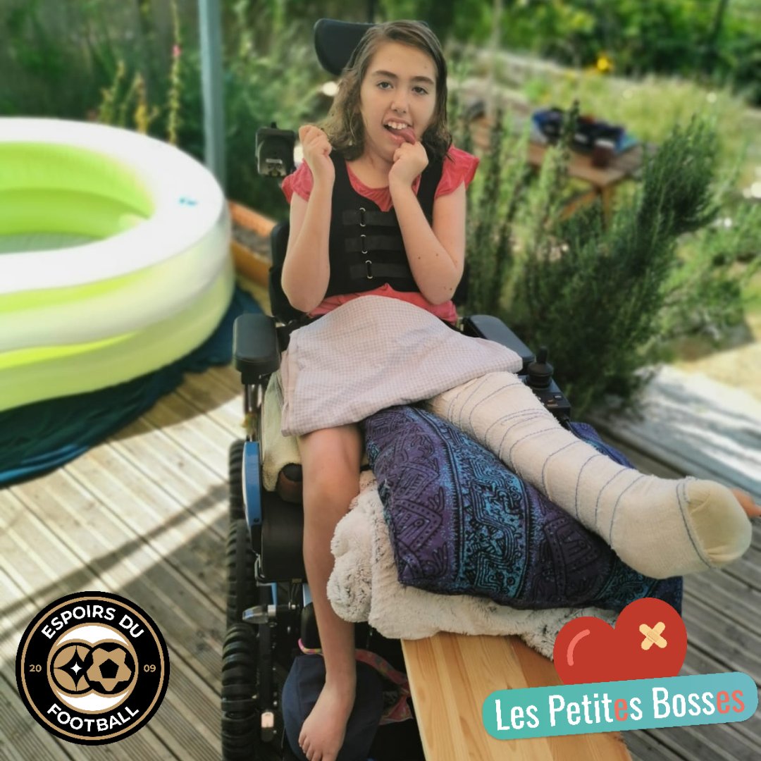 Nous sommes heureux de vous présenter Coline sur son fauteuil électrique. Grâce à notre mobilisation et un don important d'un jeune footballeur français, cette jeune audoise de 11 ans atteinte du syndrome de Rett pour se déplacer plus facilement ce qui soulagera ses parents.