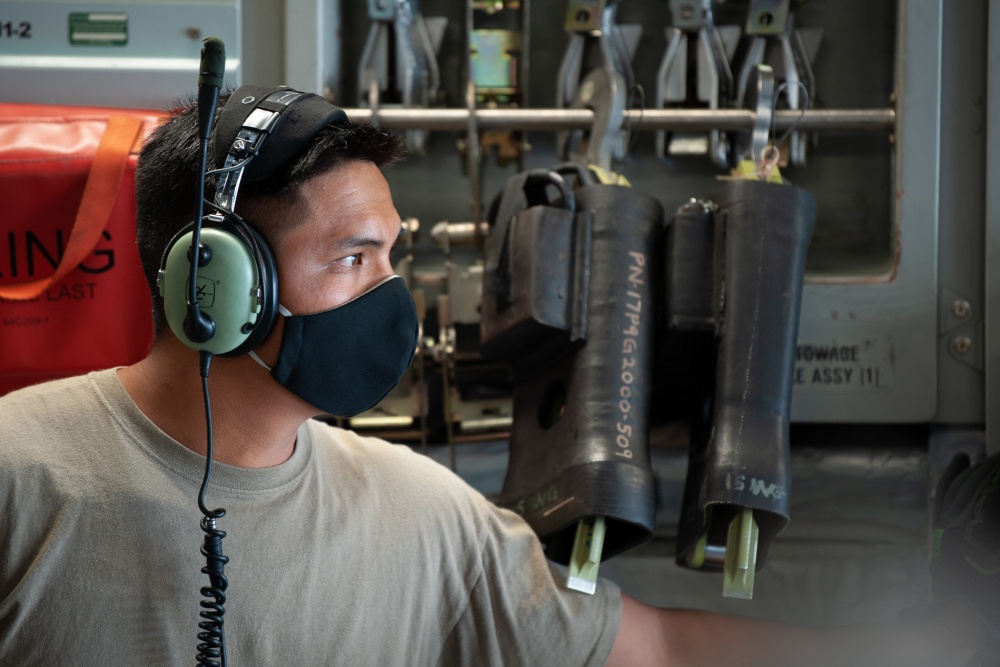 .<a href="/HiAirGuard/">Hawaii Air National Guard</a> Amn &amp; Soldiers were airlifted from neighboring islands &amp; back to Oahu, after assisting state authorities in fighting the spread of #COVID19. 

📸 <a href="/AirNatlGuard/">Air National Guard</a> photos by Senior Airman John Linzmeier #ReadyAF #AimHigh