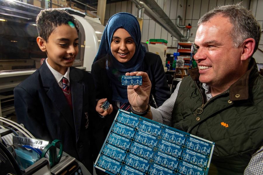 TechSetGoSCR's tweet image. The @DJRichardsFF has teamed up with @pimoroni to help Sheffield school students get creative with #data. This is a great collaboration which is giving students the opportunity to experiment and build their #tech skills within the city. Read more: bit.ly/sheffielddigit…