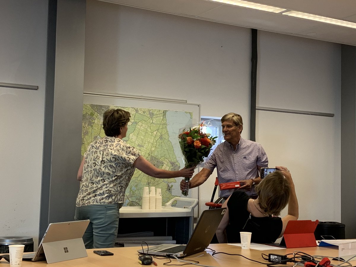 Hans Muller krijgt een bloemetje en dankwoorden van <a href="/MilembeMateyo/">Milembe Mateyo</a>, voorzitter van het Directeuren Overleg Veiligheid NZKG. Hans was interregionaal coördinator Sail In en Sail Out maar moest zijn klus helaas voortijdig afbreken.. #geensail2020