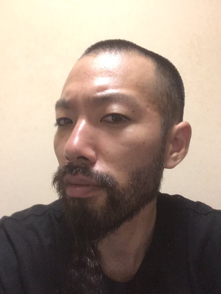 ヒゲヅラマンボウ 髭極め37 38日目 燃えてまばらになってしまった頬髭をチート使って治しました そうですケイトのアイシルエットマーカーです こちらはリキッドタイプのアイライナーで細くてマスクや汗で落ちにくいので髭を描くのに最適です 髭