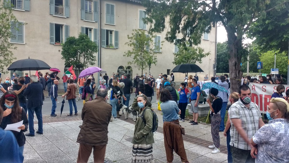 radiondadurto's tweet photo. #Collebeato #2giugno #Brescia Inizia nonostante la pioggia il presidio antirazzista dopo i 5 colpi di pistola contro un appartamento di richiedenti asilo https://t.co/ML2KXKgu7p