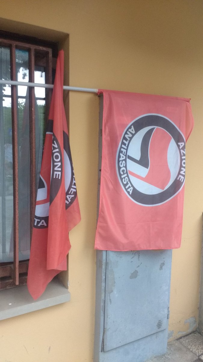 radiondadurto's tweet photo. #Collebeato #2giugno #Brescia Inizia nonostante la pioggia il presidio antirazzista dopo i 5 colpi di pistola contro un appartamento di richiedenti asilo https://t.co/ML2KXKgu7p