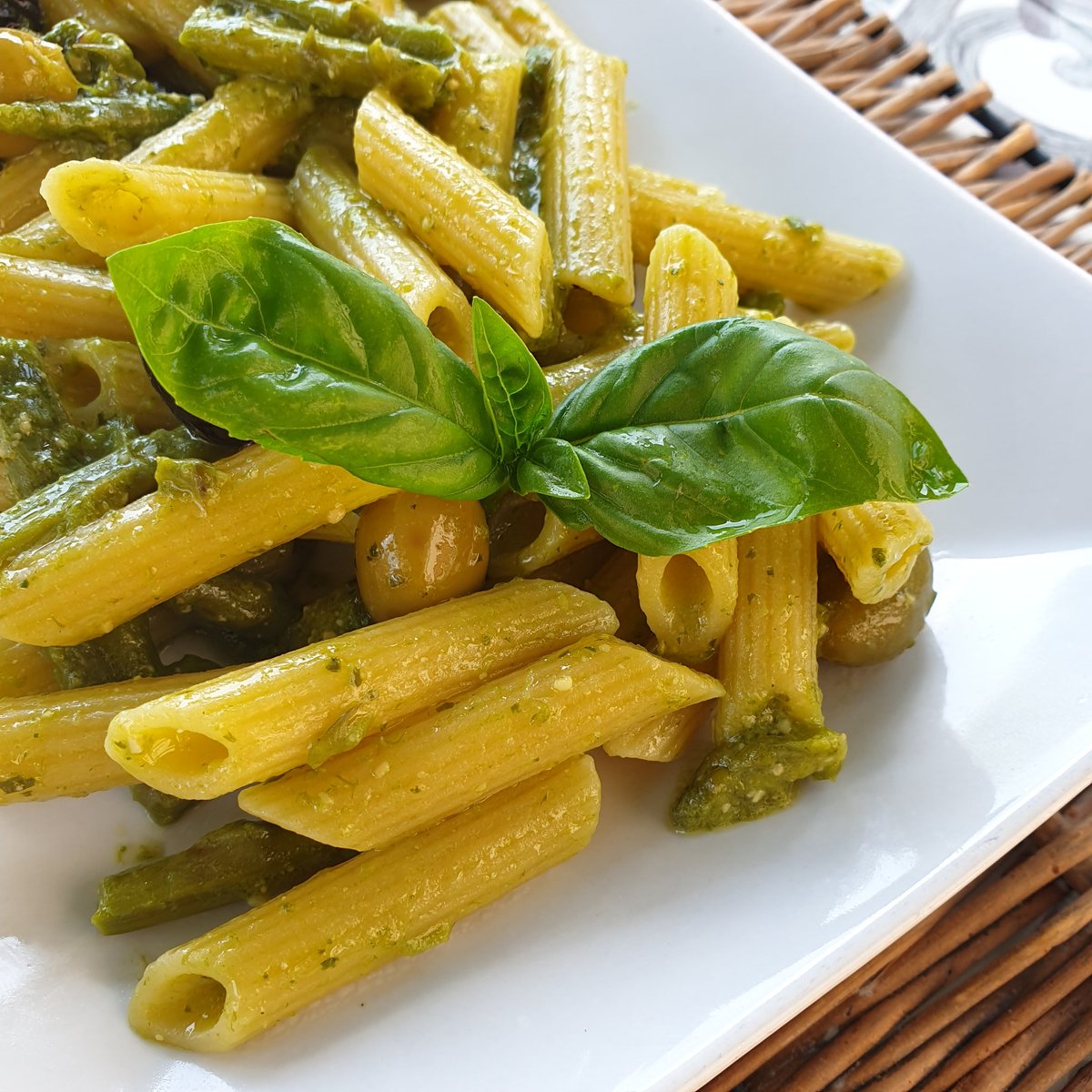 mary66kitchen's tweet photo. Oggi pranzo leggero in giardino: pasta #glutenfree con salsa di basilico e asparagi, olive nere e verdi. @PastaRummo https://t.co/S40Ey0Szgi