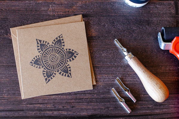 bfootprinter's tweet photo. Continuing with the flower theme, here's another flower for you to start your weekend with. I struggled to describe this one. But here we go, Zentangle, Zendala, Aztec, inspired flower card! :)
https://t.co/ushHqxHztN #printmaking #zentangle #etsyselleruk https://t.co/CB2a07WrdD