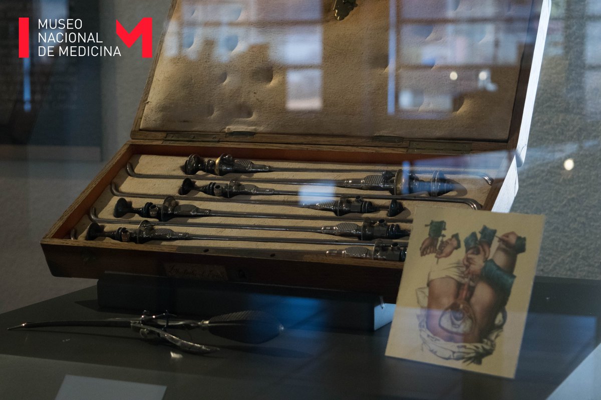 Una imagen para la memoria🧠✨
Nos encontramos almacenando fotografías del contexto sociosanitario en Chile. Con tu aporte fotográfico construimos memoria y patrimonio digital. 
Maletín de Lorenzo Sazie, Litotriptores, siglo XIX.
Envía un DM o escribe a museomedicina@gmail.com