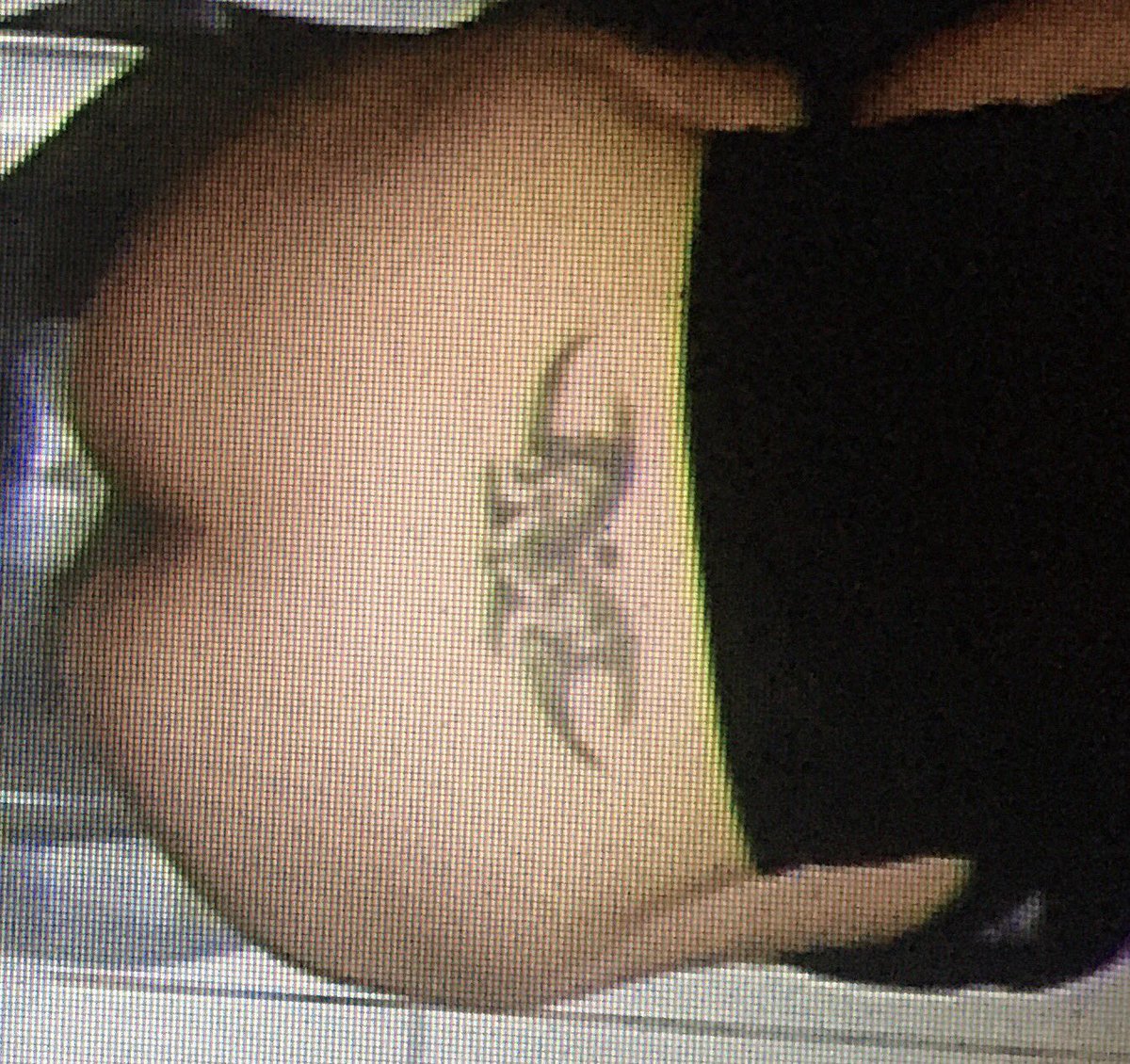 好久没更新了 今天来个刺激的 天天让我看内裤屁股的白领少妇  突然想下班后到她公司射鞋 鞋里脚印清晰可见 太爽了 先用鼻子闻 然后舌头舔 最后用几把摩擦 临走还不忘舔了舔她的水杯 不知道明天喝着我的口水 踩着精液一定很舒服吧