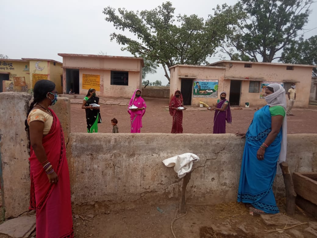 WBemetara's tweet photo. Today during THR distribution #anganwadi_didi and #ladysupervisors reached Quarantine centers to distribute THR to the beneficiaries.
#Bemetara 
#THR 
#COVID19India 

@wcdposhancg @MinistryWCD @WCDCgGov @POSHAN_Official @tatatrusts @tini_tatatrusts https://t.co/LzfpxS8cK4