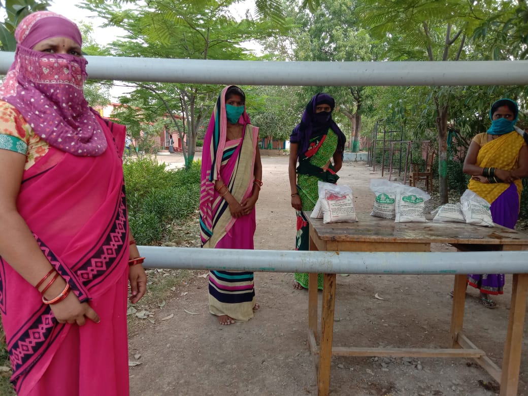Today during THR distribution #anganwadi_didi and #ladysupervisors reached Quarantine centers to distribute THR to the beneficiaries.
#Bemetara 
#THR 
#COVID19India 

<a href="/wcdposhancg/">POSHAN Abhiyaan-Chhattisgarh</a> <a href="/MinistryWCD/">Ministry of WCD</a> <a href="/WCDCgGov/">WCD Department CG</a> <a href="/POSHAN_Official/">POSHAN Abhiyaan</a> <a href="/tatatrusts/">Tata Trusts</a> <a href="/tini_tatatrusts/">TINI</a>