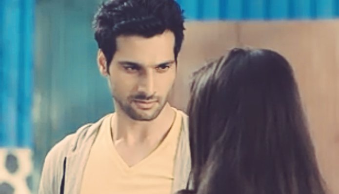 R - dost peeche nahi hat the sir apne dost ke dil thodne walon ko peeche hata theAnd tht turn she did ovr derEven Arjun was caught smiling lightly umm  #Manmarzian |  #Ardhika